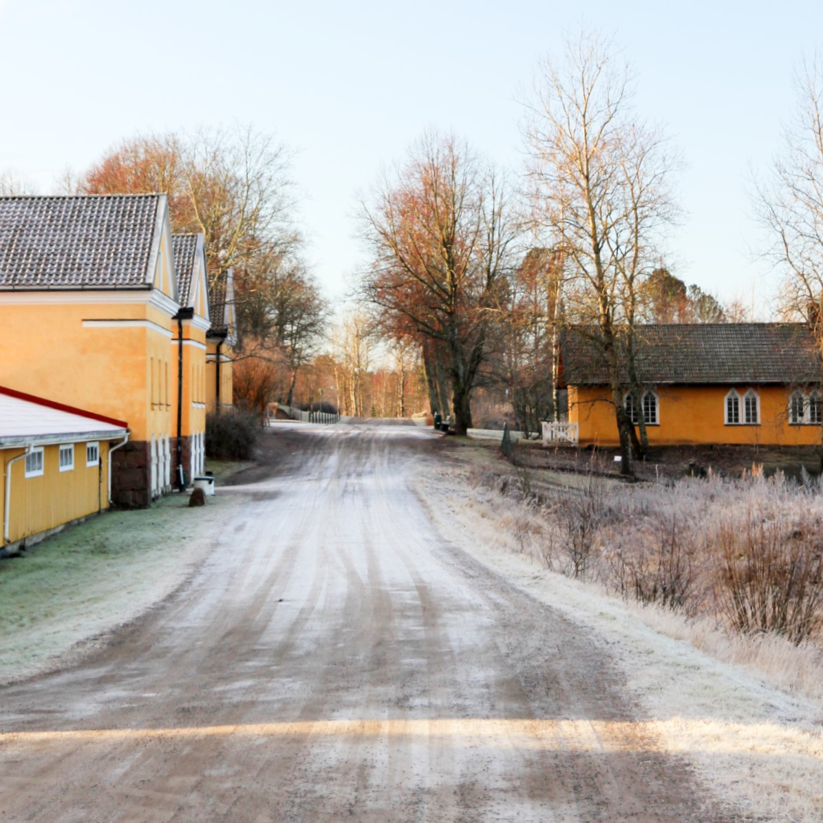 Tuorlan Aikavaelluspolku kulkee Tuorlan makasiinien ohi historiallista Kuninkaantietä pitkin. Kuva: Kukka Hammarström